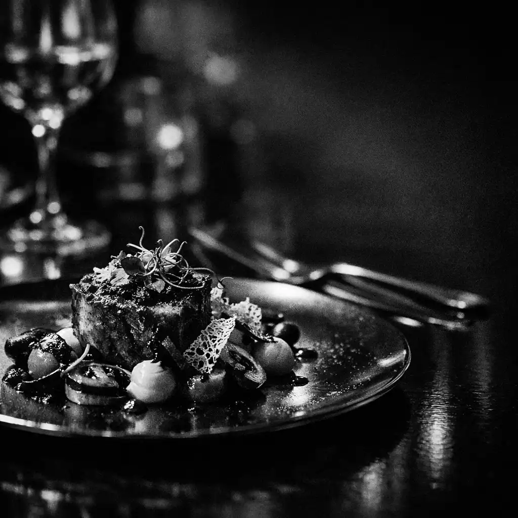 Fine dining étel noir stílusban